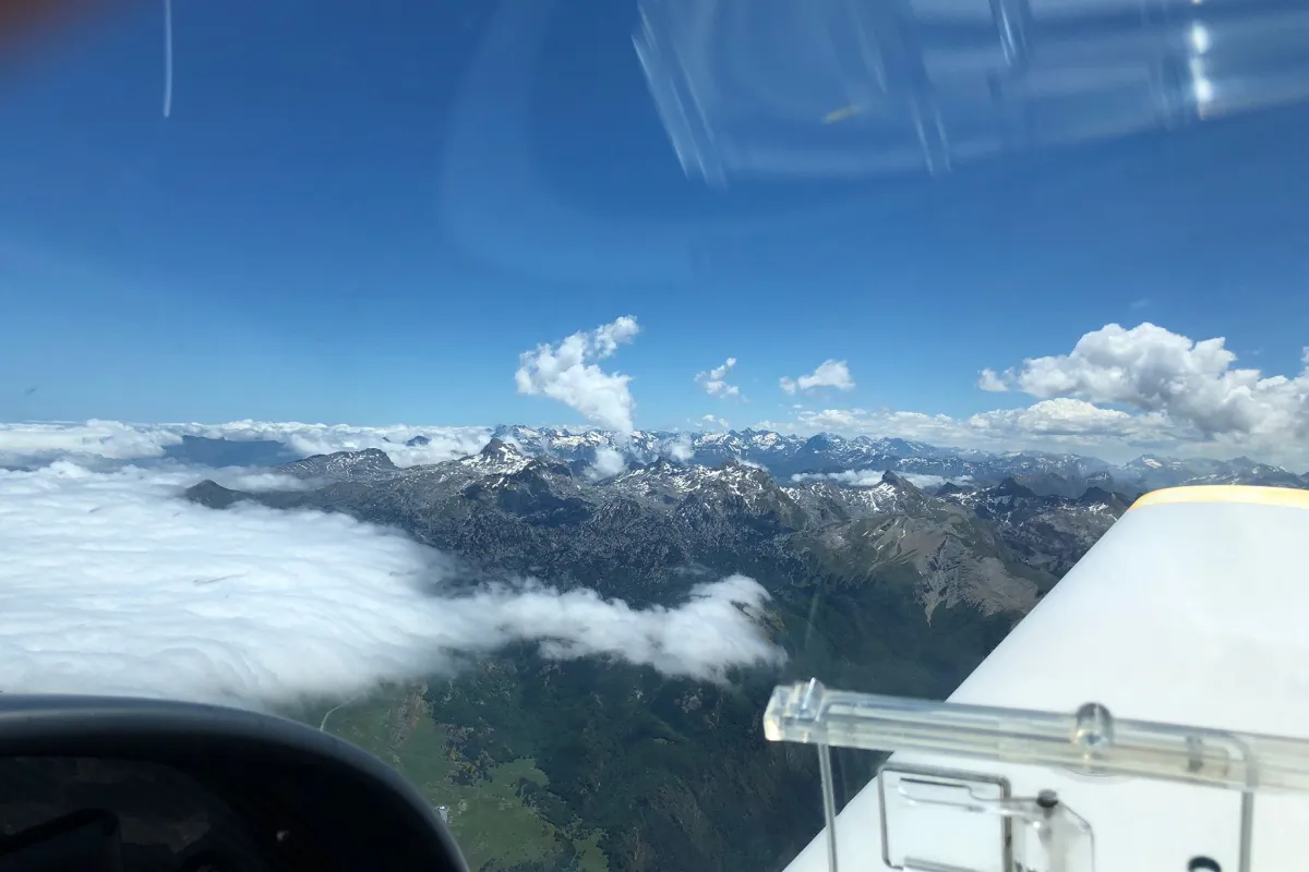 Le VL3 au dessus des montagnes lors d'un baptême de l'air