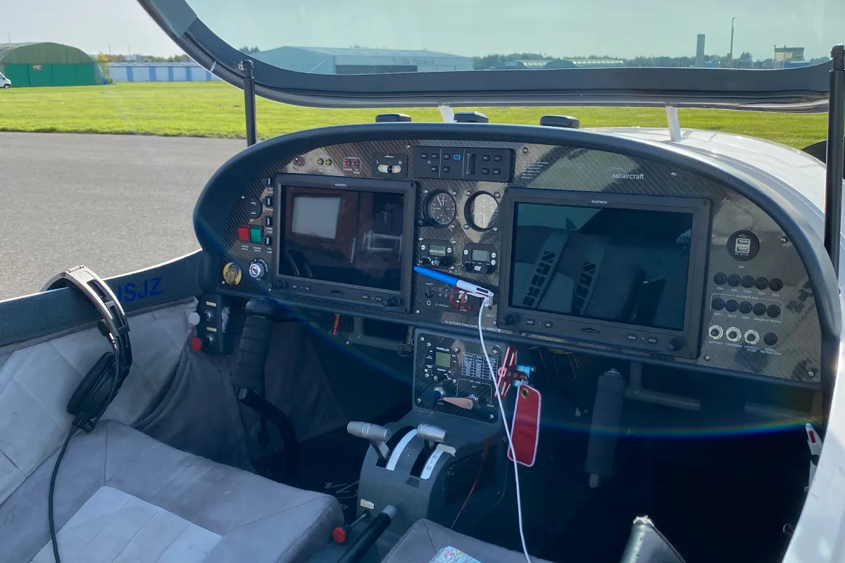 Le formateur, devant le cockpit du VL3 et son équipement Glass Cockpit