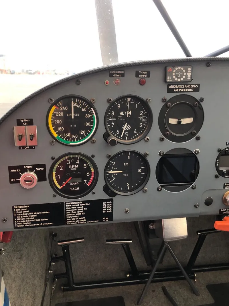 Un élève passager en double commande dans un ULM