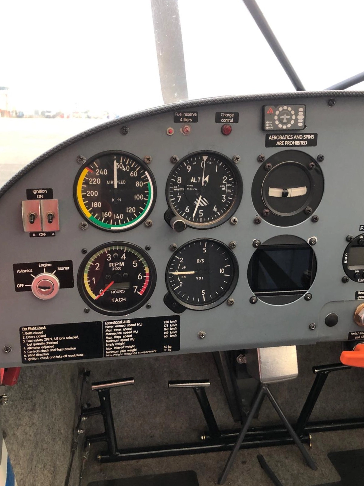 Un élève passager en double commande dans un ULM