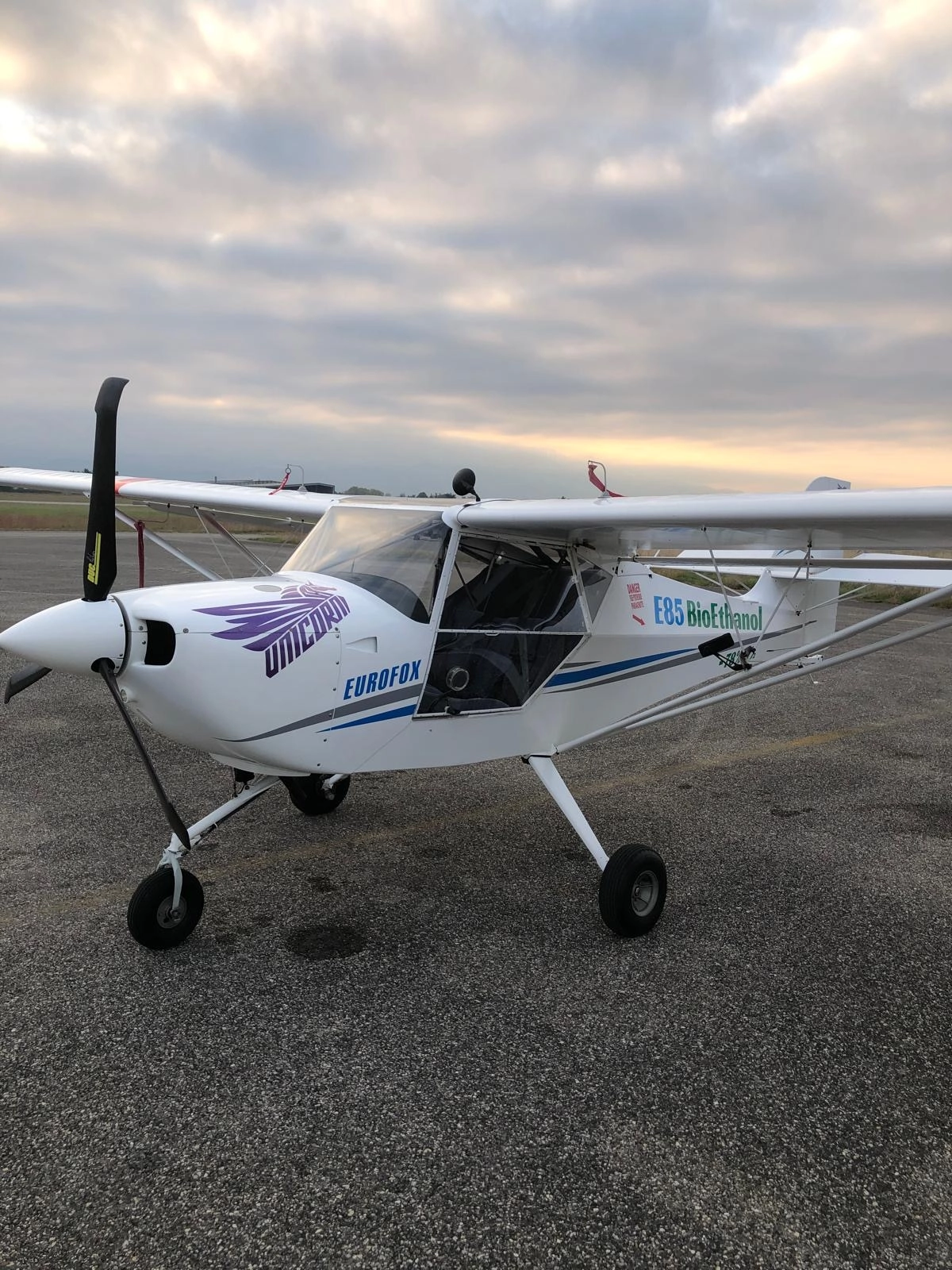 L'Eurofox stationné avec le pilote à border en train de faire les dernières vérifications avant le décollage