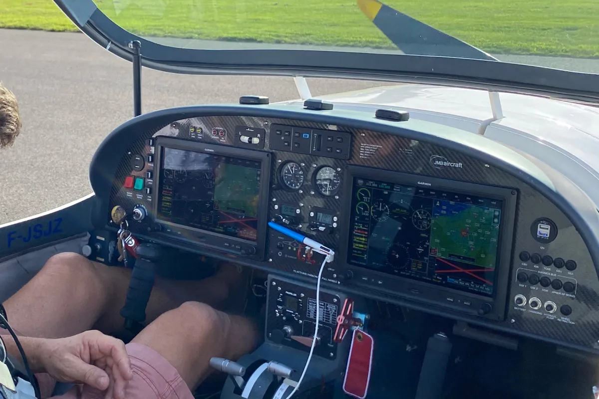 L'intérieur du cockpit de l'ULM VL3 affichant sa technologie EFIS Glass Cockpit