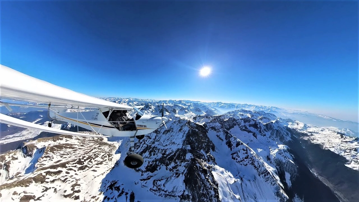 Décollage d’un ULM en montagne enneigée