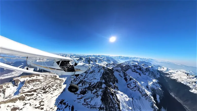 Décollage d’un ULM en montagne enneigée