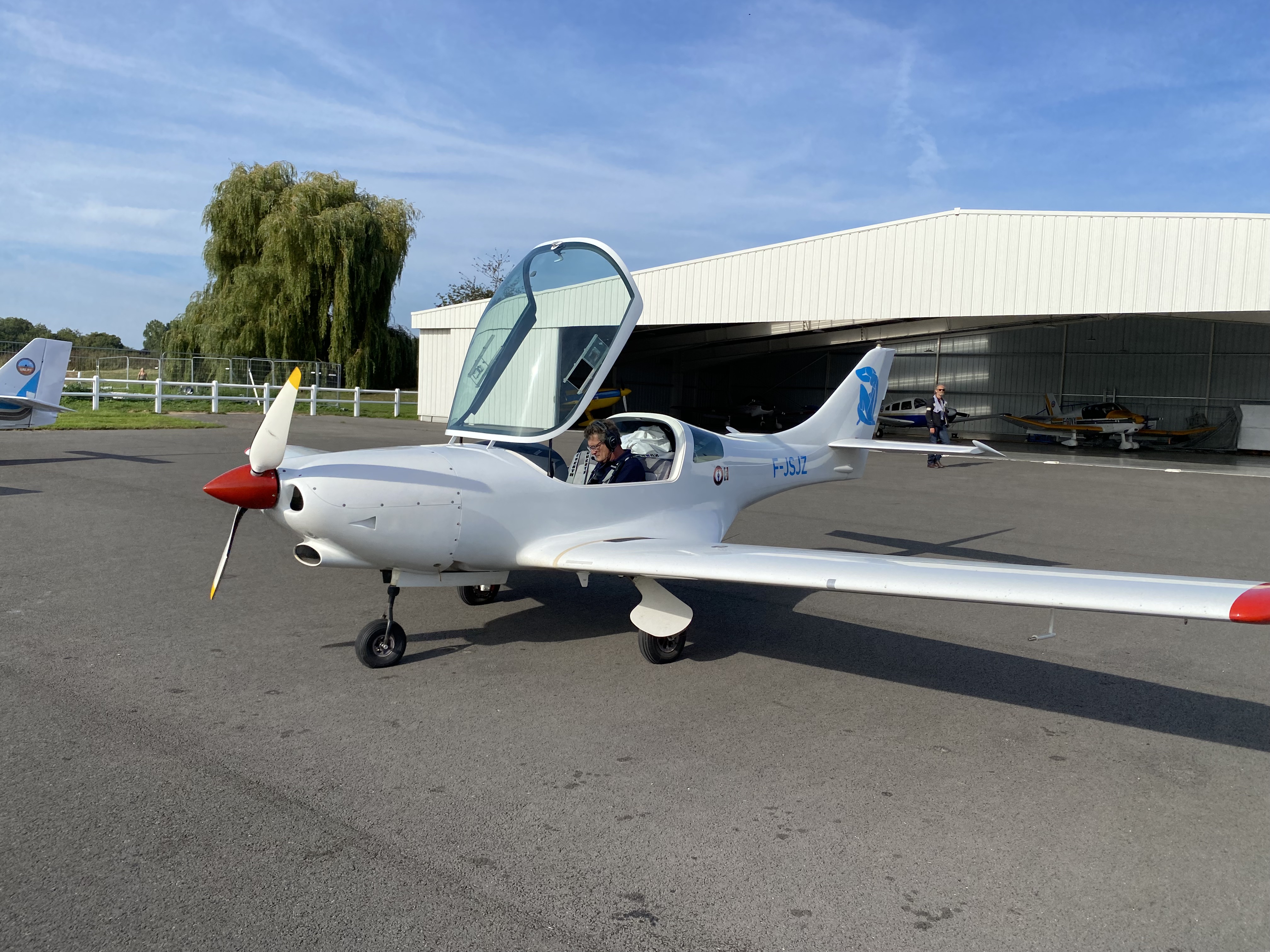 Le VL3 sur l'aérodrome, pilote à bord